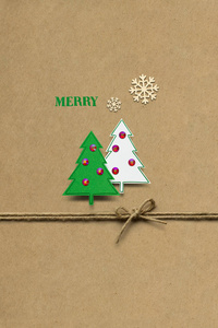 圣诞树的创意概念照片纸制成的棕色背景