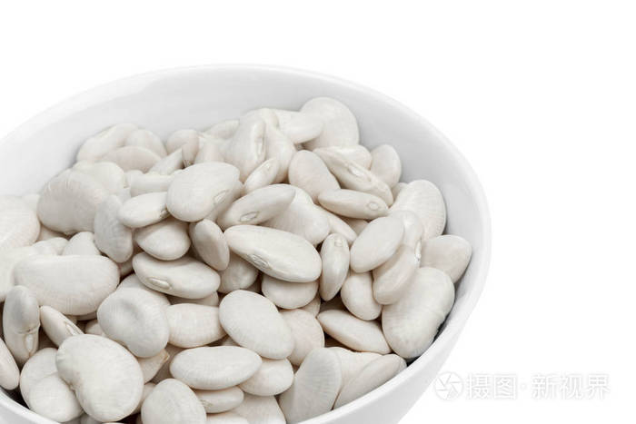 关闭在白色背景查出的白色豆