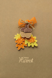 创意感恩节概念照片的橡子与叶棕色背景上纸做的