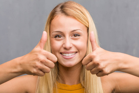 自然年轻的金发女子的肖像开朗和兴奋