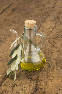 一瓶橄榄油和橄榄叶