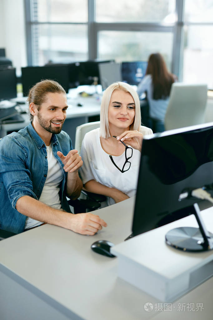 it团队在办公室工作人们在计算机上编程