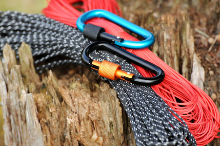 登山用金属 carabine 和绳索。彩色马枪和绳子的照片。登山概念