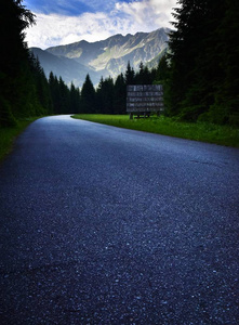 在高山区的道路