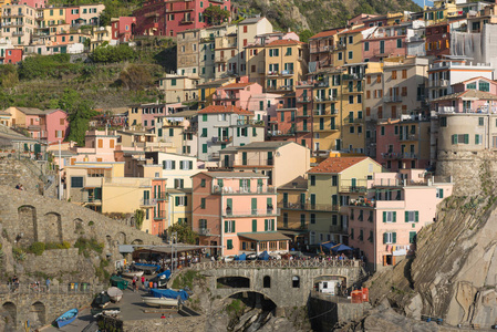 多彩的村庄 manarola 和海洋海岸在意大利五渔村的风景