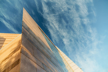 在现代商业办公楼和天空的背景下的看法。城市外部与高视角