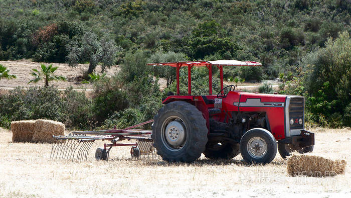 拖拉机在野外收集草堆捆干草