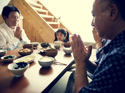 日本家庭与幸福一起进餐