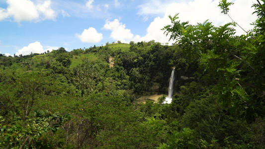 美丽的热带瀑布。菲律宾保和岛