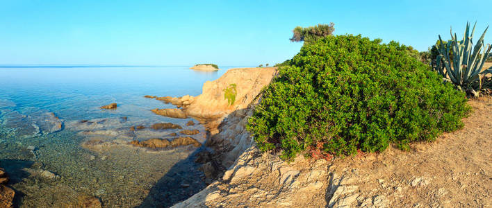 爱琴海沿岸，遮阳伞和希腊