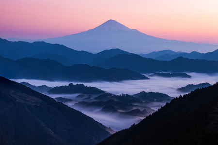 背景下的山富士云观