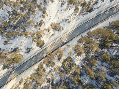 冬天有一辆移动汽车的雪路