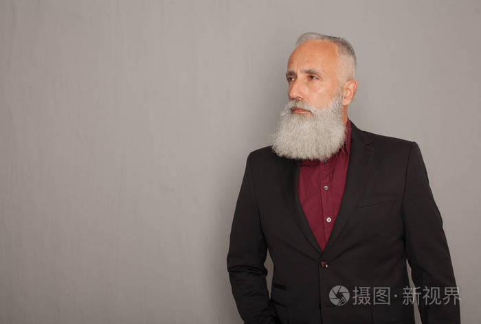 穿着白胡子的严肃老人