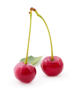 成熟的 cherrys 与叶柄在白色背景下分离