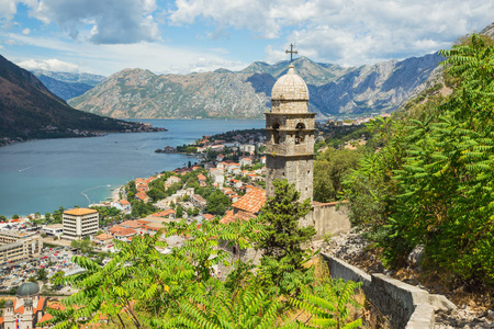 黑山.2017年7月27日。Kotor 湾和老城的顶部视图。欧洲.黑山