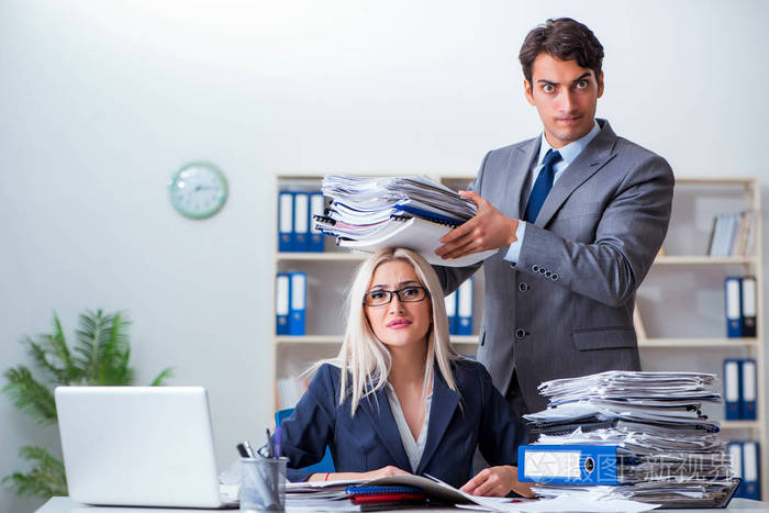老板给他的助理秘书带来额外的工作