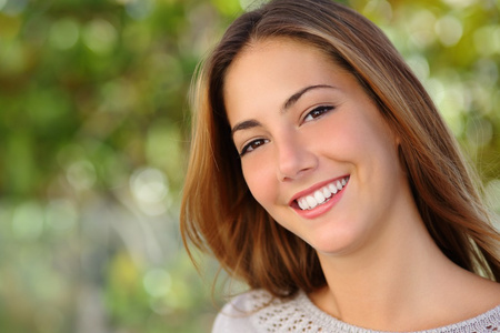 美丽的白女人微笑牙齿护理概念