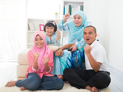看电视的马来家庭