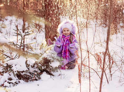 在冬季公园快乐的女孩
