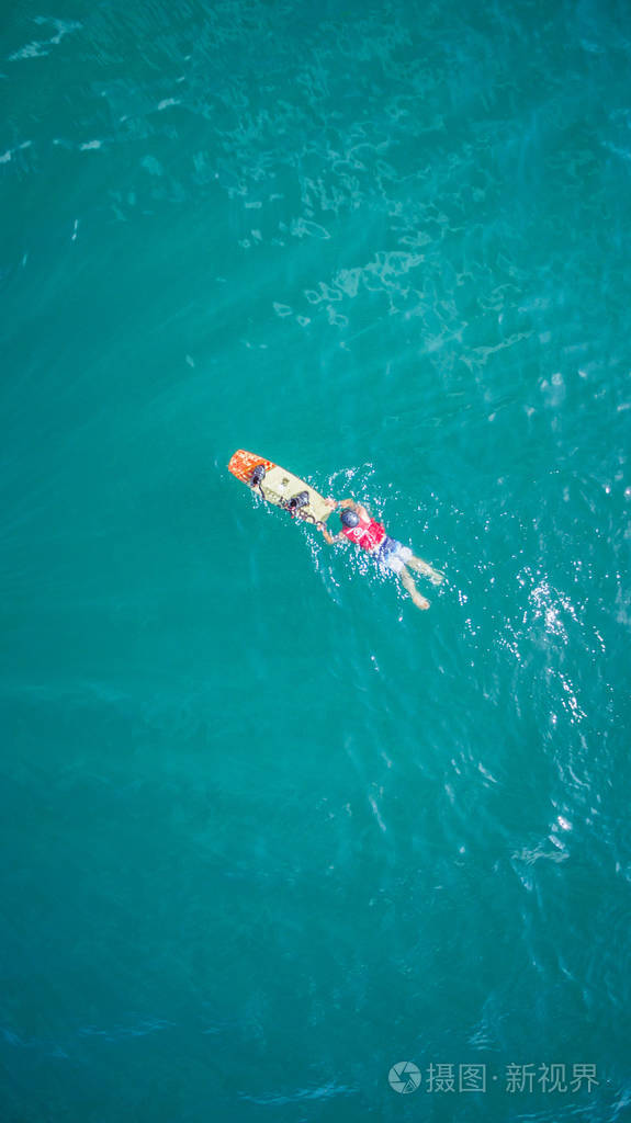 手持滑水和在海里游泳的人