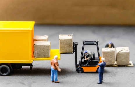 微型仓库工人叉车运载货物箱到半卡车与拖车. 物流仓储货运理念