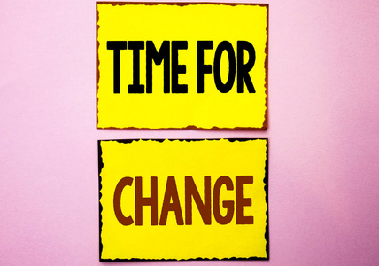 Word 写入文本时间进行更改。改变力矩演化的商业概念新的起点机会增长写在黄色粘纸条上的粉红色背景