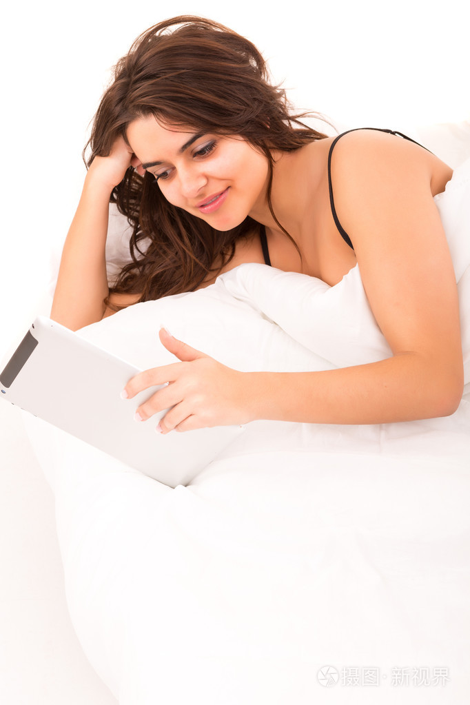 t01ck med eftertanke躺在床上的女人照片-正版商用图片0860l6-摄图