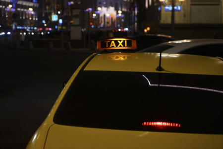 汽车的夜景. 夜晚,黄色和红色的电灯为汽车在他们回家.