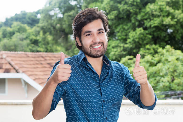 西班牙人的时髦男子胡子显示竖起大拇指
