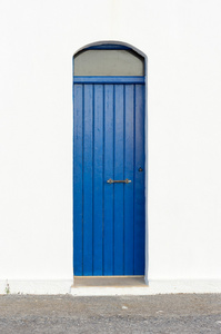 白色背景上的蓝色窄木材门
