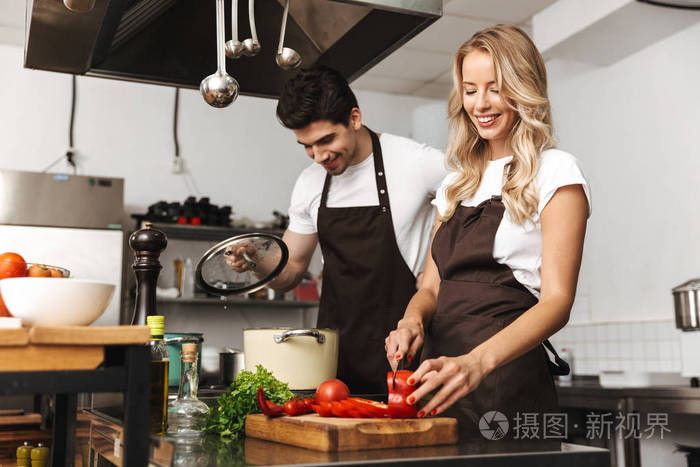 快乐的年轻朋友的形象爱情侣厨师厨房烹饪照片-正版商用图片08651o-摄