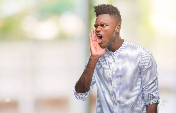 年轻的非洲裔美国人在孤立的背景下大叫, 大声尖叫到一边与手在嘴上.