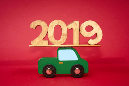 圣诞假期概念卡与2019和玩具车。复制空间。抽象背景