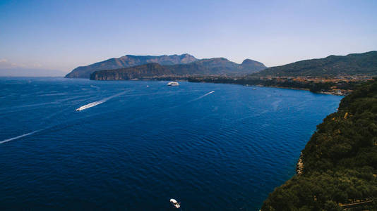 意大利海岸线的美丽景色来自城市附近的空气