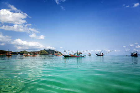 美丽的海景, 蔚蓝的水和蓝天, 传统的泰国 b