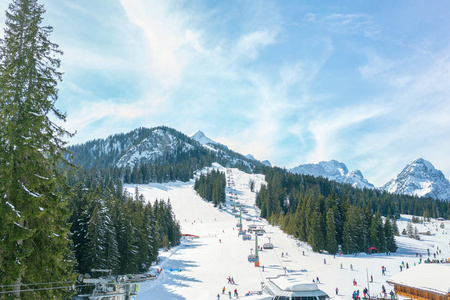 滑雪椅升降机在德国阿尔卑斯山对蓝天和山脉