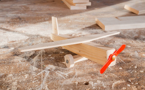 老式飞机玩具木工车间老式飞机的木制模型照片