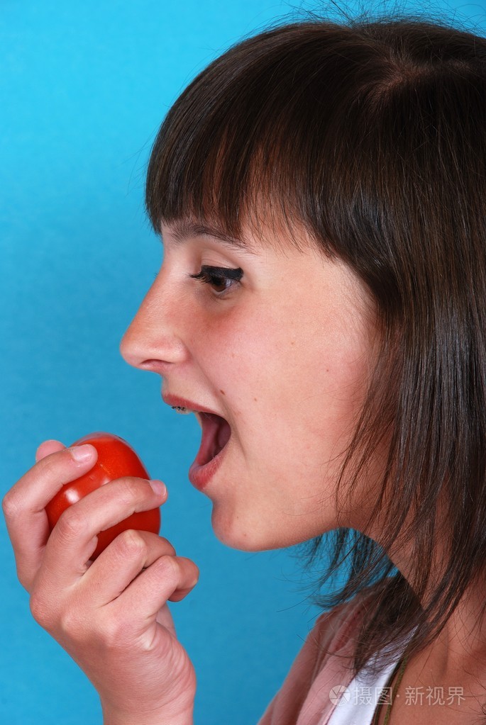 吃番茄的女孩