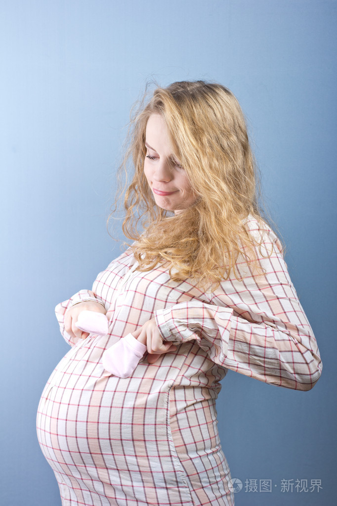 在家是大肚子怀孕金发美女照片-正版商用图片0869qk-摄图新视界