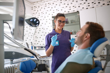 女牙医开始工作与患者