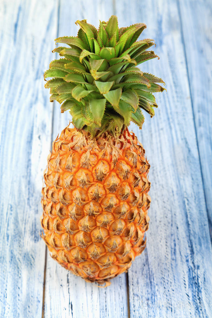 一整个成熟的菠萝和绿叶照片-正版商用图片086as4-摄图新视界