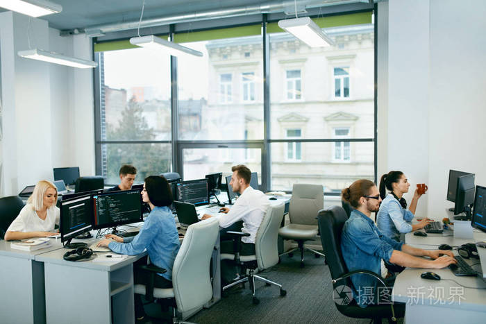 在现代的办公室里工作的人