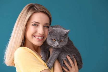 颜色背景可爱的宠物猫的年轻妇女