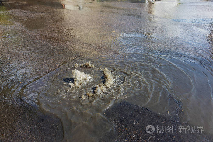 排污系统事故.肮脏的污水流喷泉在路上.从舱口喷泉流水