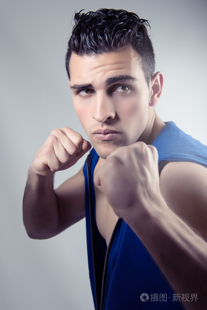 健壮的年轻人在拳击立场