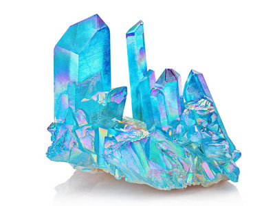 惊人的五颜六色的石英彩虹火焰蓝色水光环水晶集群特写镜头查出的白色