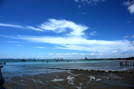 海景和小船在钓鱼码头和小船你能看见旅馆大厦。芭堤雅海滩和中天海滩泰国生活在曼谷, Chonburiview 港口 bangsar