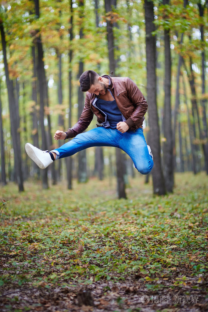 年轻人欢呼雀跃