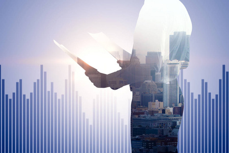 欧洲的投资银行在抽象的外汇图表背景下, 年轻的欧洲商人持有财务文件