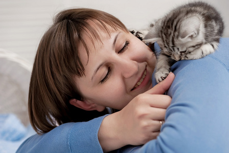 女孩和小猫